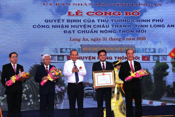 Trao quyết định công nhận huyện nông thôn mới đầu tiên của Long An