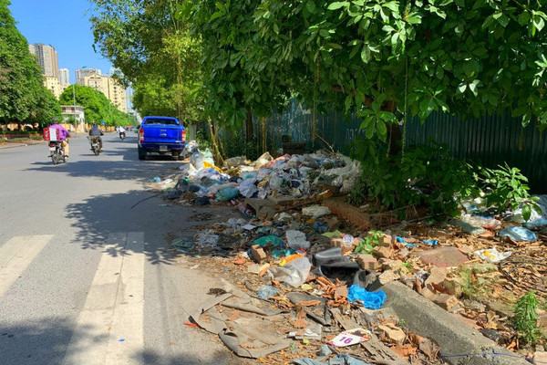 Hà Nội: Vỉa hè biến thành bãi tập kết rác thải tự phát