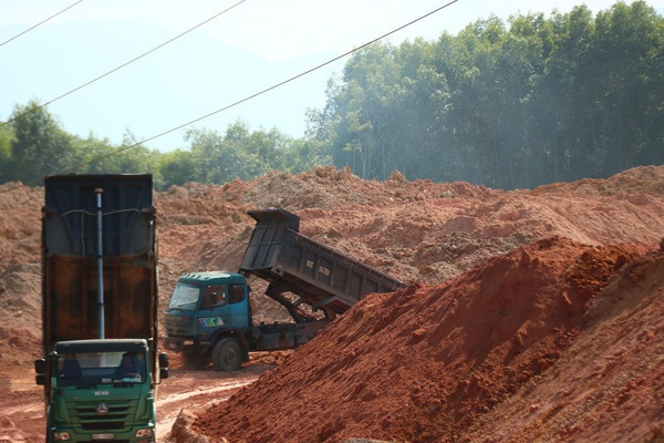 Quảng Nam: Sai phạm hàng loạt, Công ty Thanh Hà Việt Nam vẫn rầm rộ khai thác đất 