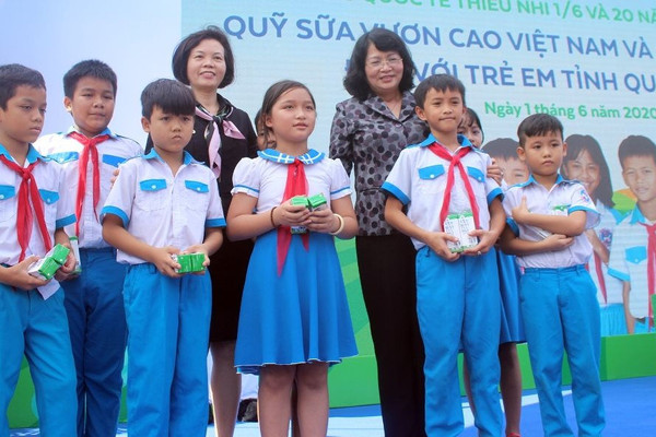 “Quỹ sữa Vươn cao Việt Nam” và chương trình sữa học đường đến với trẻ em tỉnh Quảng Nam