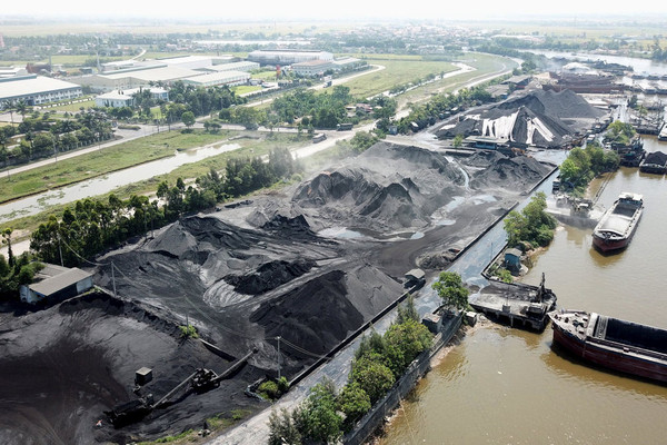 Ninh Bình: Nhiều cảng than ngoài đê sông Đáy gây ô nhiễm môi trường