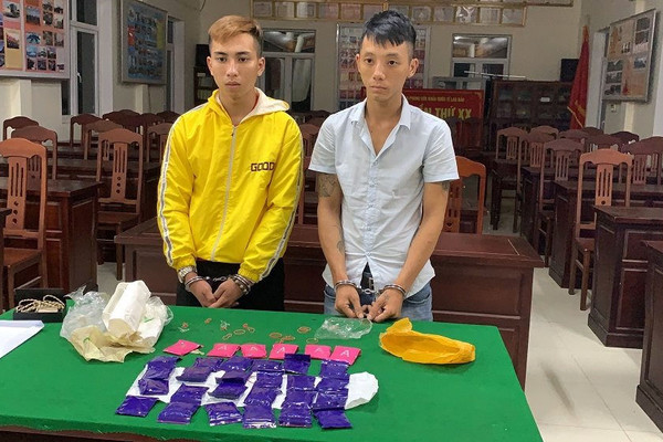 Quảng Trị: Bắt 2 đối tượng thuê taxi vận chuyển hơn 6.000 viên ma túy