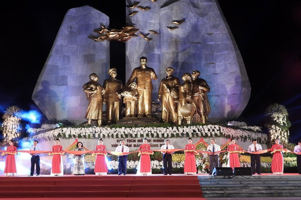 Khánh thành Tượng đài Chủ tịch Hồ Chí Minh với Nhân dân Quảng Bình