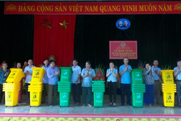Thanh Hóa: Trao tặng 100 thùng thu gom, phân loại rác thải