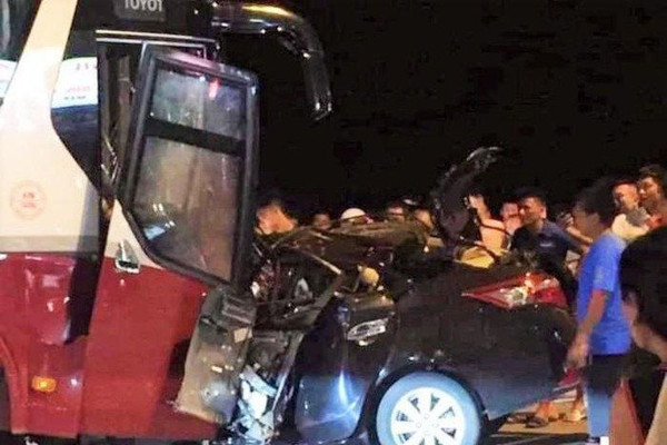 Thanh Hóa: Xe con đối đầu xe khách, tài xế tử vong tại chỗ