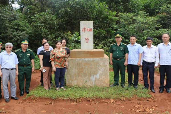 Thứ trưởng Nguyễn Thị Phương Hoa kiểm tra công tác đo đạc bản đồ biên giới ở Đắk Nông