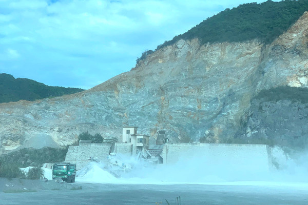 Hà Nam: Dân chặn đường vào mỏ đá Khả Phong và Bảo Tiến vì gây ô nhiễm