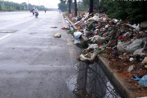 Hà Nội: Ai chịu trách nhiệm khi rác tồn đọng gây ô nhiễm trên Đại lộ Thăng Long?