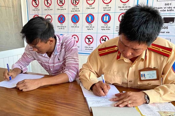Vụ taxi chạy ngược chiều trên Cao tốc: Xử phạt tài xế 17 triệu đồng.