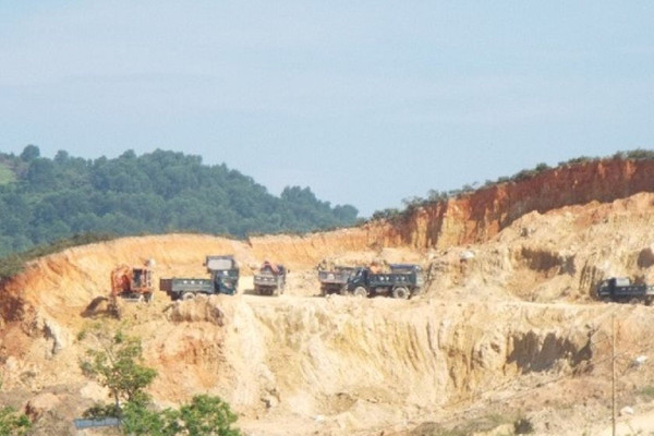 Hà Tĩnh: Thu hồi giấy phép khai thác mỏ đất liên quan đến vượt trữ lượng cho phép