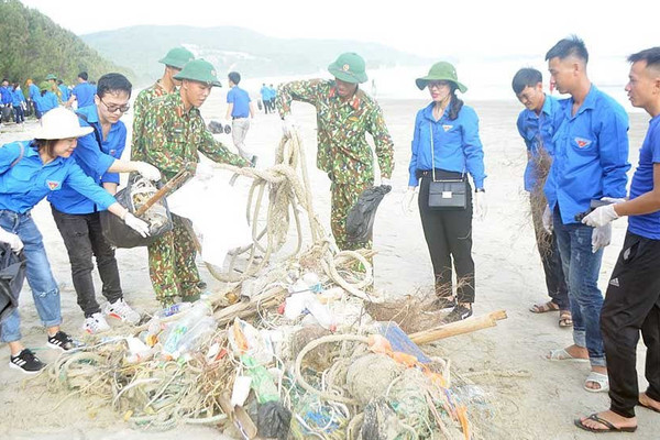 Quảng Ninh: Đoàn Khối các cơ quan tỉnh ra quân "Hãy làm sạch biển"
