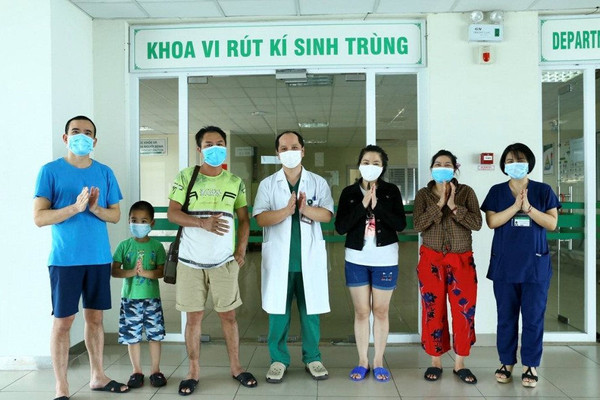 Việt Nam có thêm 5 bệnh nhân được điều trị khỏi COVID-19, trong đó có bé trai 6 tuổi