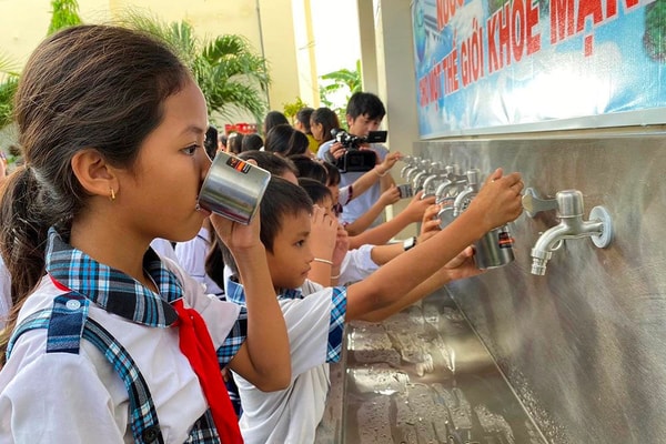 “Thật vui khi em đã được uống nước sạch…!”