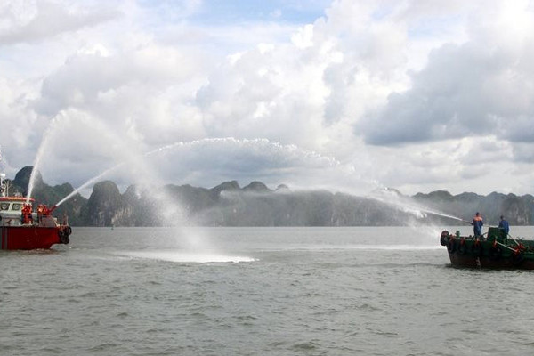 Quảng Ninh: Diễn tập phương án chữa cháy tàu chở dầu trên vịnh Hạ Long