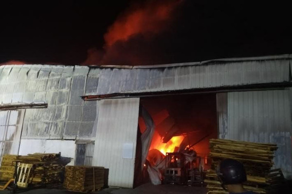 Hải Phòng: Cháy lớn tại doanh nghiệp gỗ ở quận Hồng Bàng