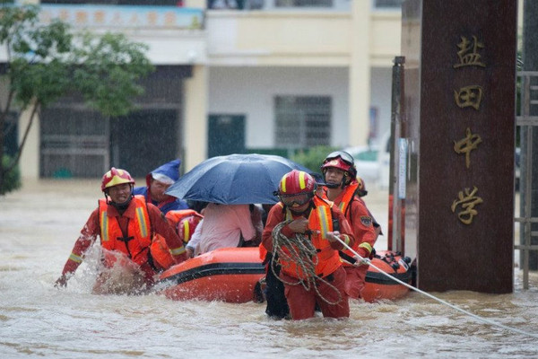 Cảnh báo đỏ ở Trung Quốc khi lũ lụt cản trở cung ứng thiết bị chống COVID-19