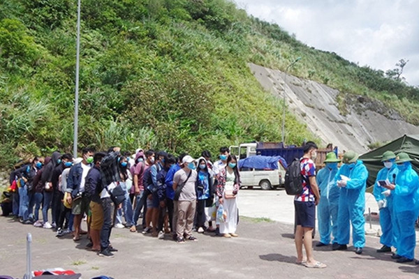 Hà Tĩnh: Tiếp nhận, cách ly tập trung khoảng 1.900 sinh viên Lào nhập cảnh qua cửa khẩu Cầu Treo