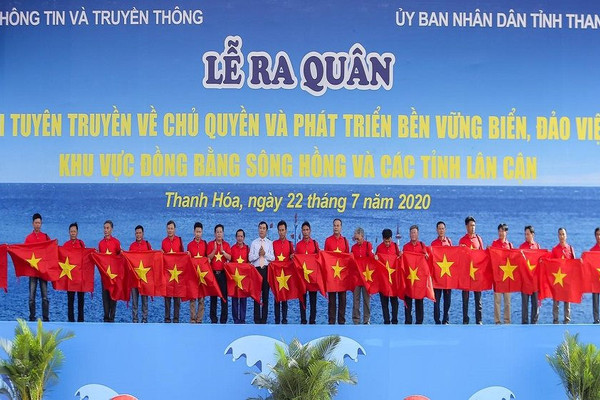 Thanh Hóa: Trao tặng 2.000 lá cờ Tổ quốc cho ngư dân