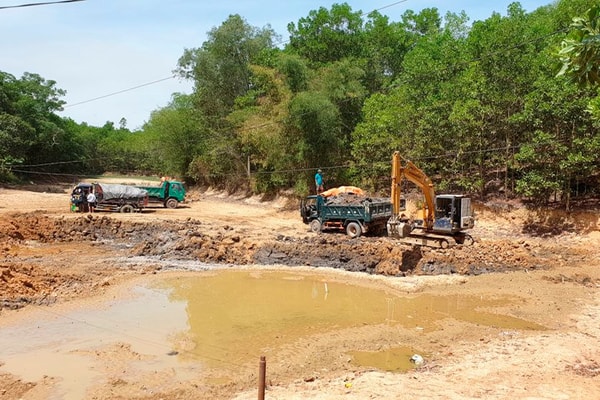 Triệu Sơn (Thanh Hóa): Lợi dụng nạo vét lòng hồ để khai thác đất trái phép gây ô nhiễm môi trường