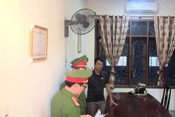 Khám xét khẩn cấp và tạm giữ  quyền Trưởng Phòng Chính sách dân tộc, Ban Dân tộc tỉnh Nghệ An 
