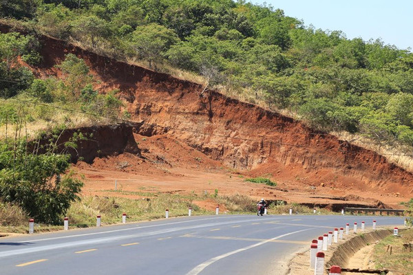 Đắk Nông: Tái diễn tình trạng san lấp đất trái phép trên quốc lộ 14