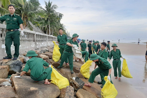 Đồn Biên phòng Phước Tỉnh ra quân làm sạch biển