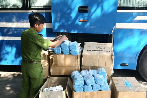 Hà Tĩnh: Phát hiện, thu giữ 72.000 khẩu trang y tế không rõ nguồn góc và 11 cá thể rùa trên xe khách