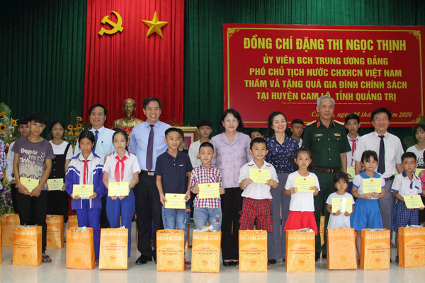 Phó Chủ tịch nước Đặng Thị Ngọc Thịnh thăm, tặng quà các gia đình chính sách tại Quảng Trị