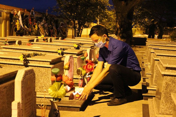 Đà Nẵng: Các cơ sở đoàn đồng loạt thắp nến tri ân tại tất cả các nghĩa trang liệt sĩ