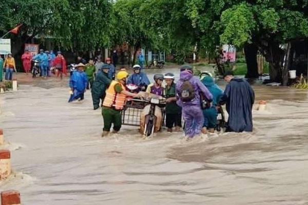 Đắk Lắk: Mưa lớn kéo dài ngập nhiều nhà cửa, chia cắt đường giao thông