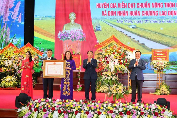 Ninh Bình: Huyện Gia Viễn đón Bằng công nhận huyện đạt chuẩn nông thôn mới