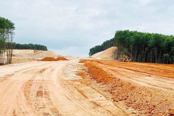 Thừa Thiên Huế: Nguy cơ khan hiếm đất san lấp phục vụ các dự án lớn
