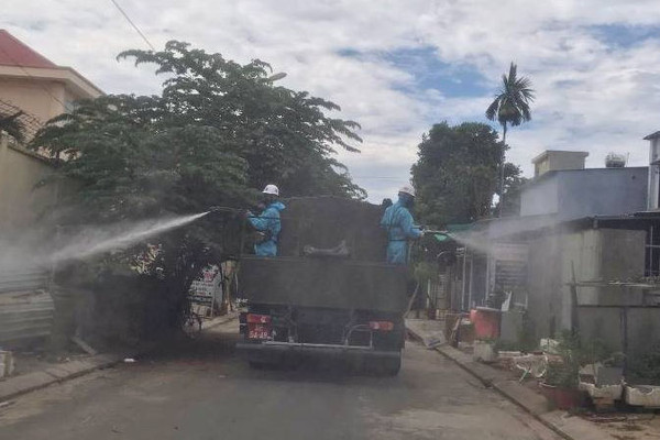 Quân đội tiến hành phun thuốc khử khuẩn quận Sơn Trà (Đà Nẵng)