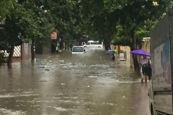 Mưa lớn gây ngập úng nhiều tuyến đường thành phố Điện Biên Phủ