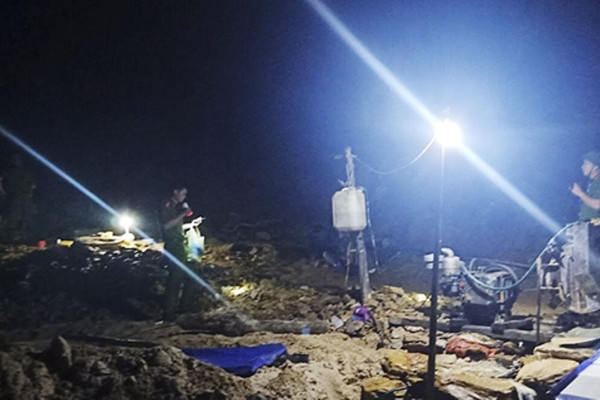 Hà Tĩnh: Bắt quả tang hai nhóm đối tượng khai thác vàng trái phép tại đồi Mòong Còong