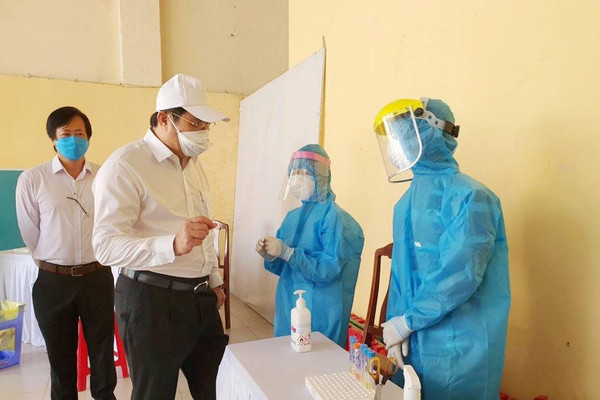 Chủ tịch UBND TP Đà Nẵng thị sát khu lấy mẫu và xét nghiệm SARS-CoV-2