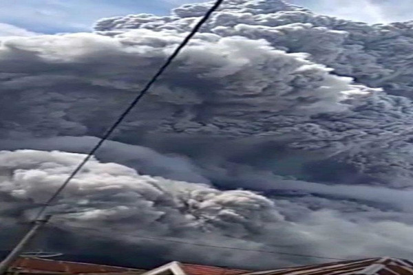 Núi lửa Indonesia phun tro bụi khổng lồ trong đợt phun trào thứ 2 trong 3 ngày