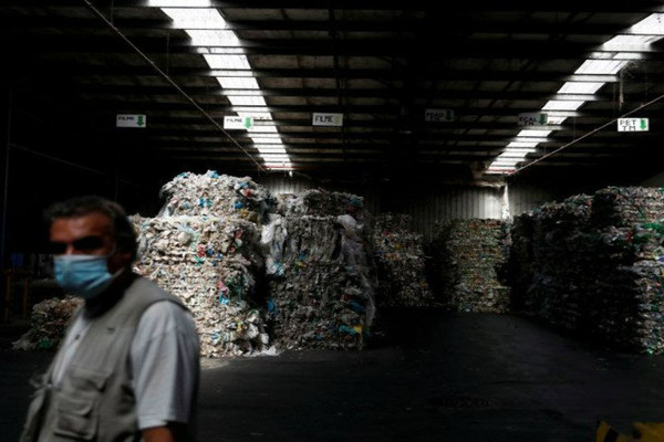 Châu Âu lo ngại nguy cơ từ rác thải nhựa trong dịch COVID-19