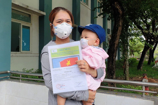 Nghẹn ngào phút ra viện của bé gái 8 tháng tuổi mắc COVID-19 ở Đà Nẵng