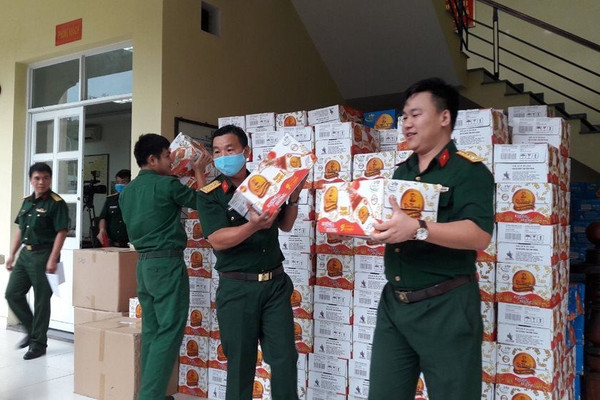 72.000 sản phẩm Trà Thanh Nhiệt Dr Thanh tiếp tục tiếp sức đồng bào, chiến sĩ tại Quân khu 5 và Quân khu 7