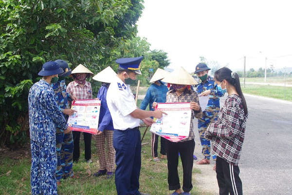 Cảnh sát biển giúp dân xây dựng nông thôn mới