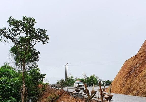 Điện Biên: Nhiều tuyến đường bị ùn tắc do sạt lở đất