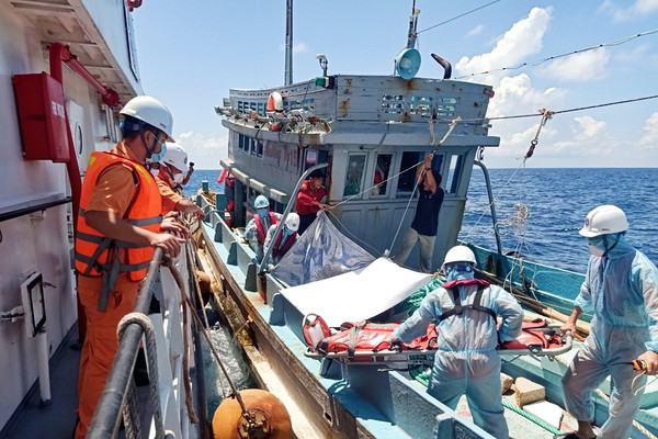 Kịp thời cứu nạn ngư dân bị tai nạn lao động trên biển