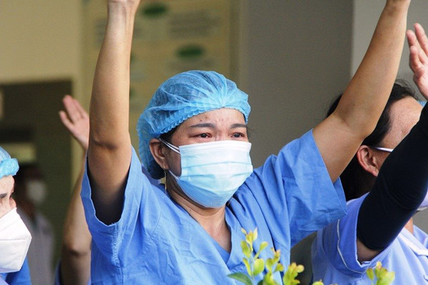Xúc động ngày bệnh viện Đà Nẵng chính thức dỡ phong tỏa 