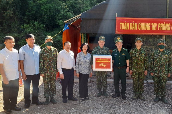 Đồng chí Trương Thị Mai, Trưởng Ban Dân vận Trung ương thăm, động viên và tặng quà cán bộ, chiến sĩ BĐBP Cao Bằng