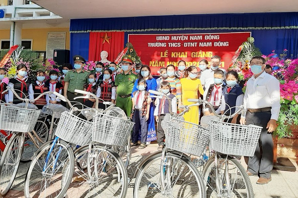 Tặng xe đạp cho học sinh nghèo vượt khó nhân dịp năm học mới