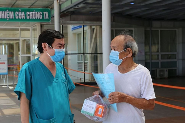 Cụ ông 90 tuổi mắc COVID-19, bị tim mạch nặng ở Quảng Nam xuất viện