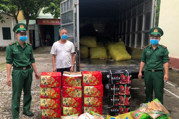 Quảng Ninh: Bắt đối tượng vận chuyển trái phép hơn 1,2 tấn thực phẩm, hoa quả.