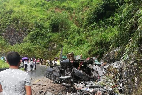 Lai Châu: Xe đầu kéo đâm vào taluy dương khiến 2 người tử vong