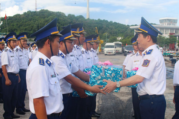 Chính ủy Cảnh sát biển thăm, làm việc với Bộ Tư lệnh Vùng Cảnh sát biển 4